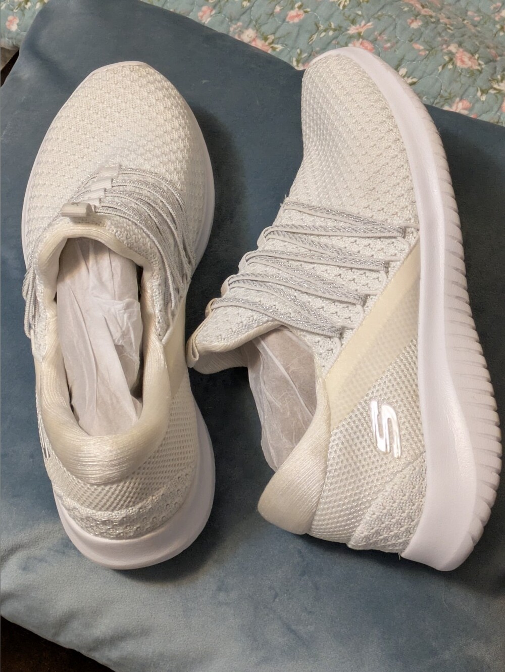 Skechers White & Cream Slip-On Sneakers. Size 8 - Picture 6 of 10